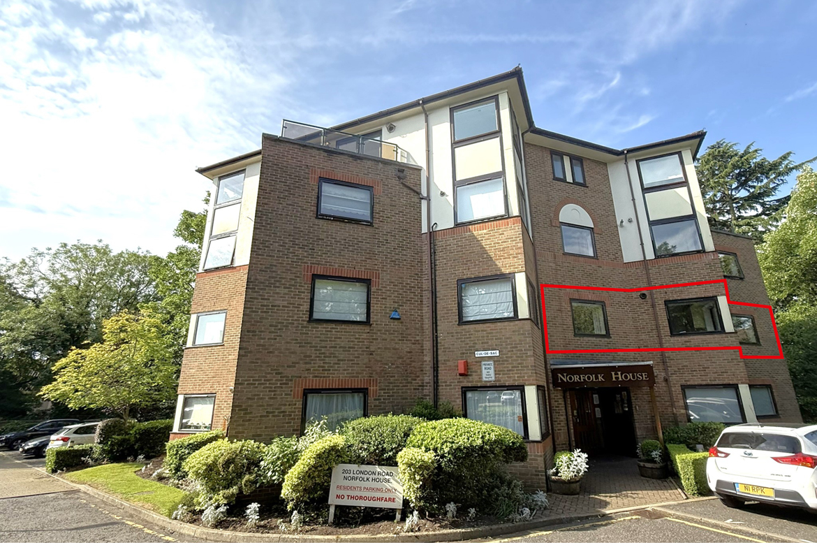 Freehold 1 Bed Flat On behalf of Executors