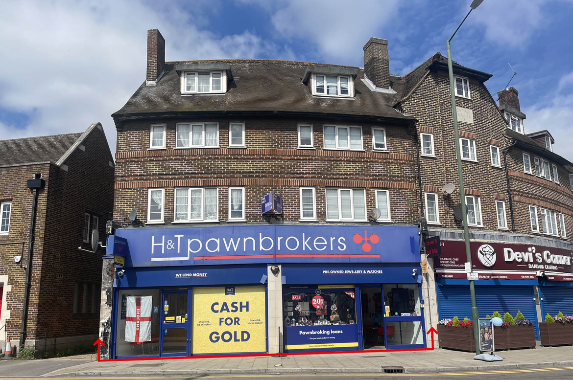 Freehold Investment – Double Shop & 2 Flats – Gross Yield 10.2%